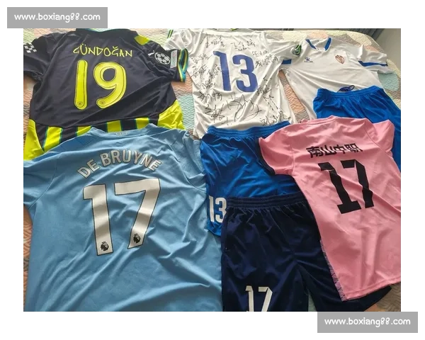 曼城第三球衣惊现银灰荧光绿风暴！百年传统美学遭颠覆